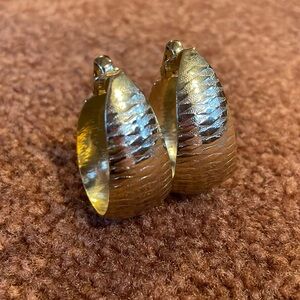 GOLDEN METAL CLIP-ON LARGE OVAL HOOP EARRINGS